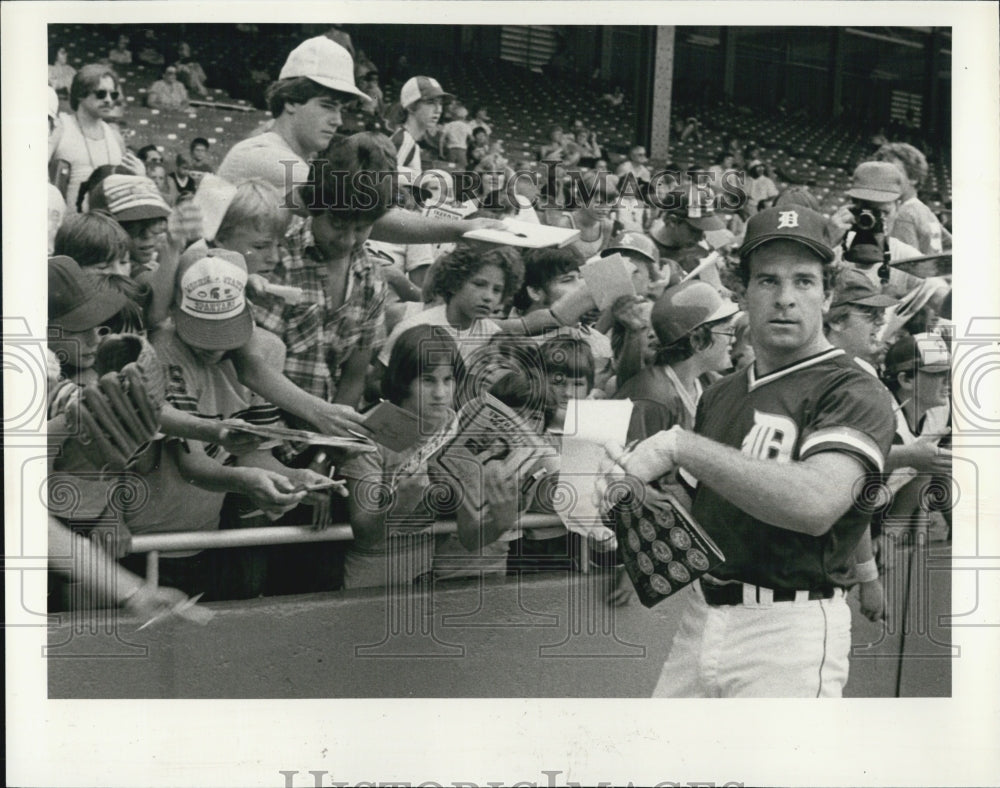 1981 Press Photo Detroit Tigers Steve Kemp signs fans autographs - Historic Images