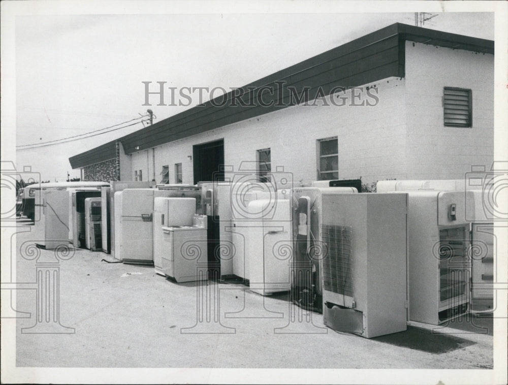 1967 Press Photo Bill Hall&#39;s Appliance Store refrigerators - Historic Images