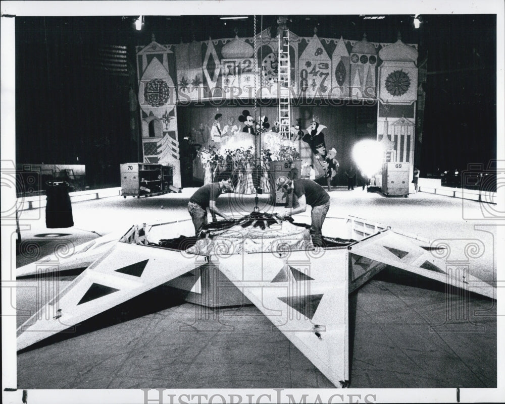 1983 Press Photo Workers Prepare For Walt Disney&#39;s Great Ice Odyssey Bayfront - Historic Images