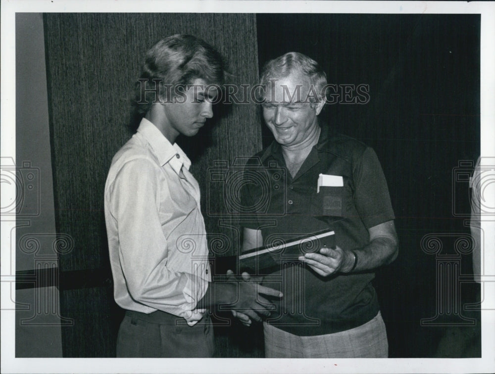 1980 Press Photo Independent Editor Bob Stiff Awards SaPeCa Editor Phil Lyons - Historic Images