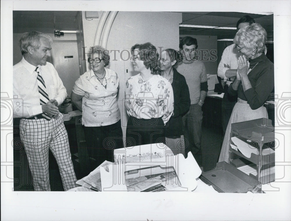 1981 Press Photo Evening Independent Editor Bob Stiff Congratulates Staffers - Historic Images