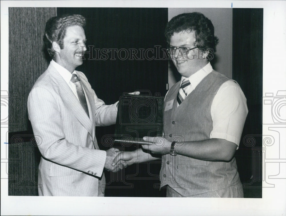 1982 Press Photo Scholastic journalists Scott Kaplan receive awards - Historic Images