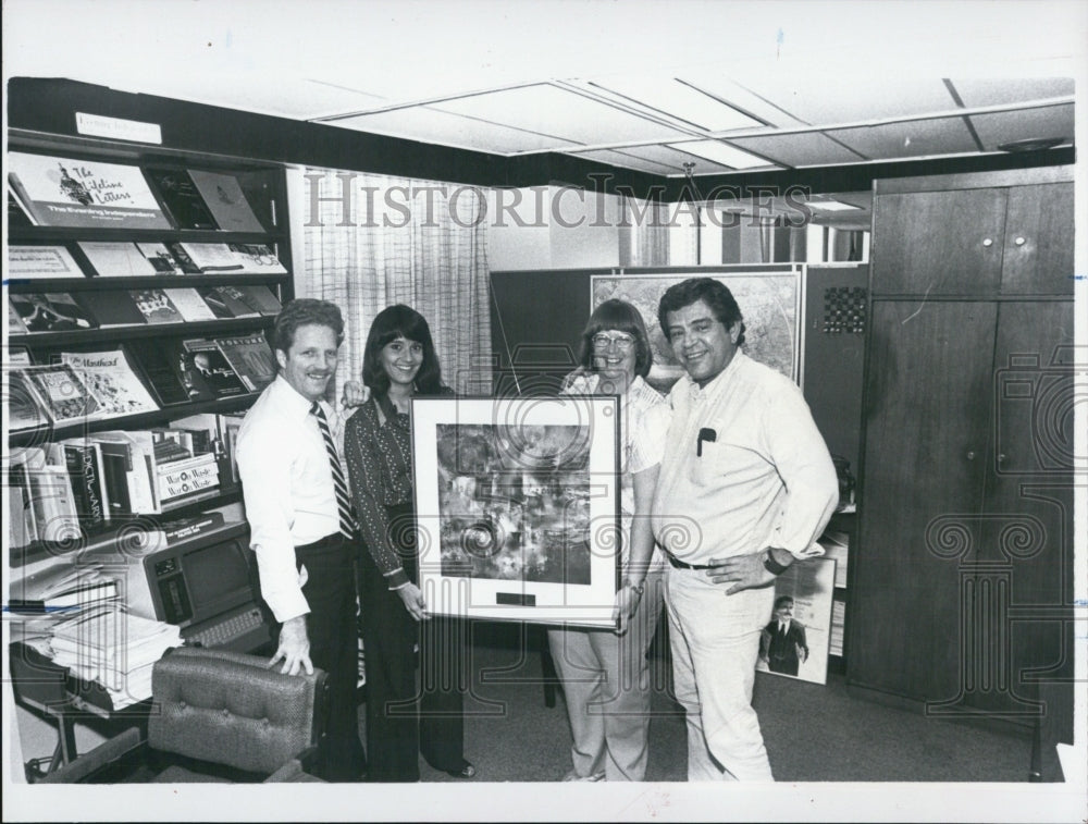 1984 Press Photo Mike Richardson accepts awards American Jewish Committe&#39;s - Historic Images