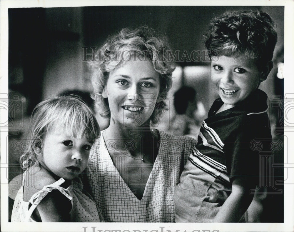 1983 Press Photo Pat Silva Children Carrie Ricky Wait To See Walt Disney Show - Historic Images