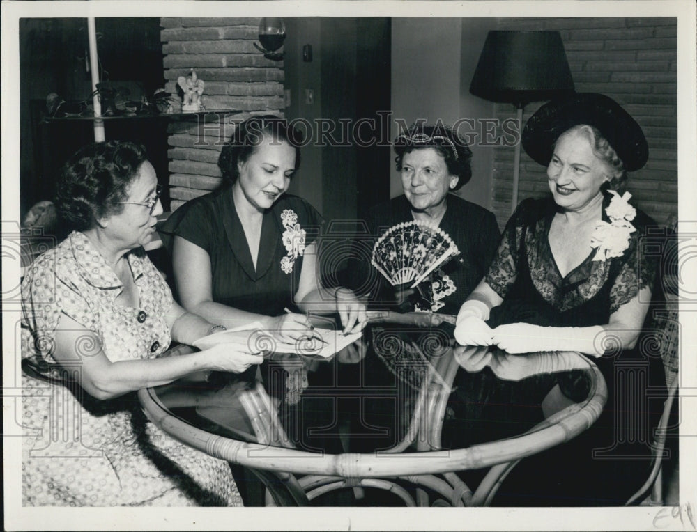 Press Photo Four Women Planning Event In Home Dining Room - Historic Images