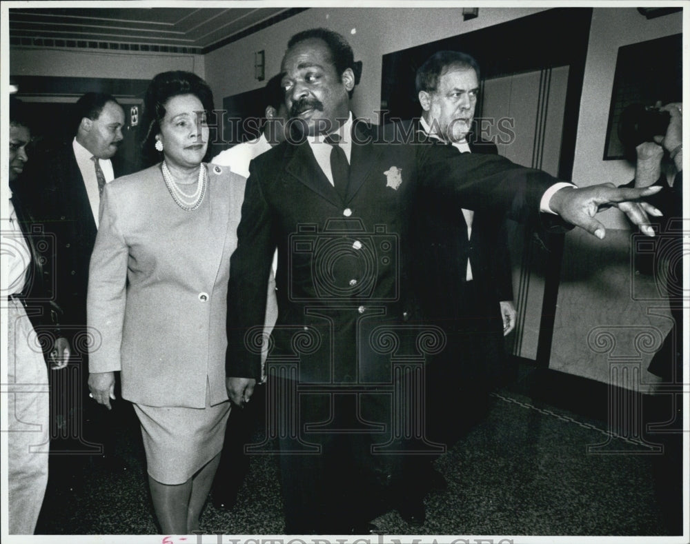 1963 Press Photo Court Officer Thomas Perry directs Mrs.King toward Courtroom. - Historic Images