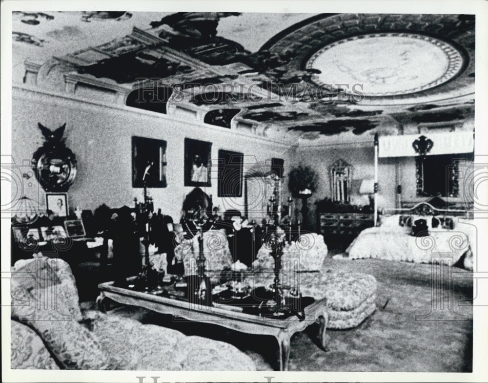 Press Photo Lee Liberace Pianist Musician Home Bedroom - RSG11135 - Historic Images