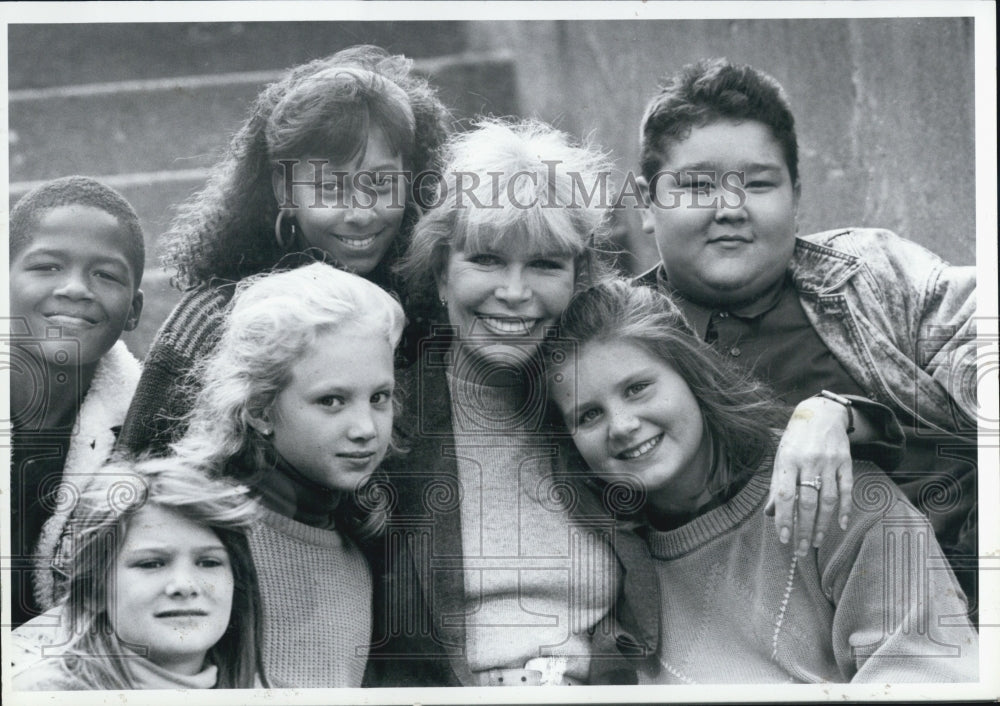 1989 Press Photo Loretta Swit Makes-Matter Of Principal Film With Kids Cast - Historic Images