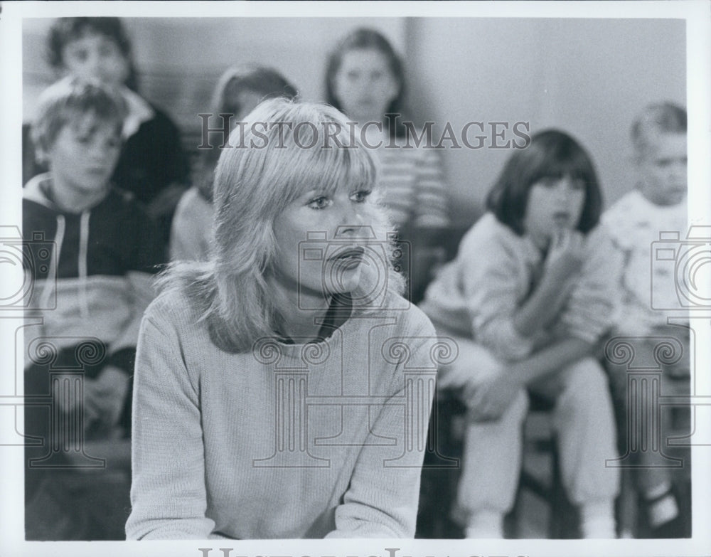 Press Photo Loretta Swit With Kids In Background - Historic Images