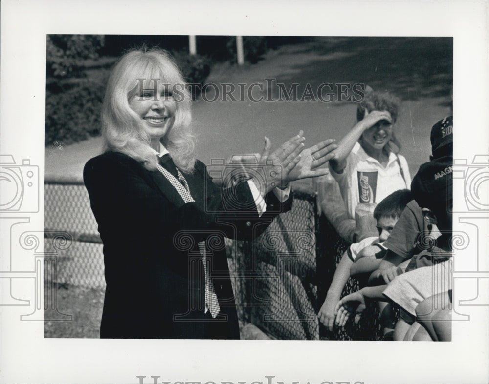 1992 Press Photo Loretta Swit Does Commercial With MA School Kids For Zoo Fund - Historic Images