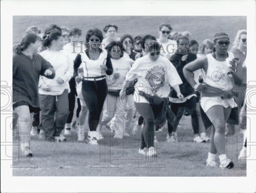 1995 Press Photo Oprah Winfrey Walkers Team Manchester Connecticut - Historic Images