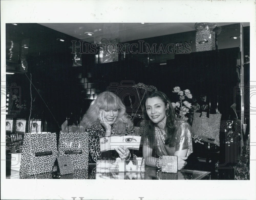 1990 Press Photo Loretta Swit And Gale Hayman With Her Products - Historic Images