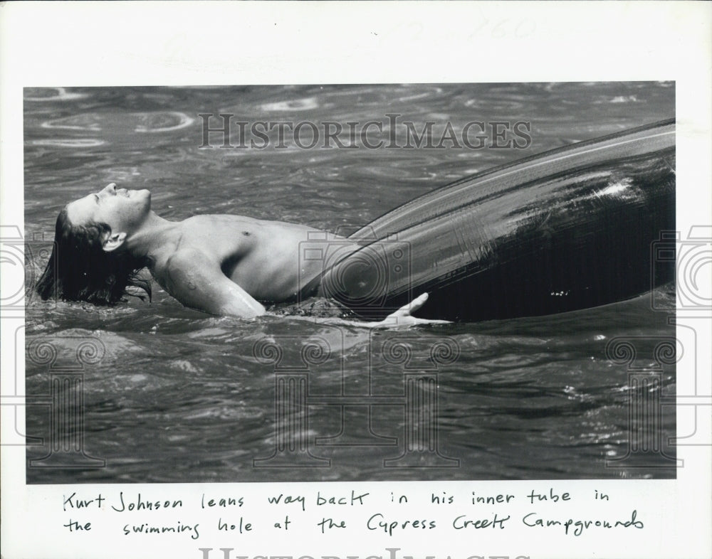 1984 Press Photo Kurt Johnson Inner Tube at Cypress Creek Campground - Historic Images