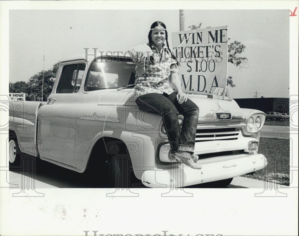 1984 Press Photo Lauren Warren Raffle to benefit Muscular Dystrophy Association - Historic Images