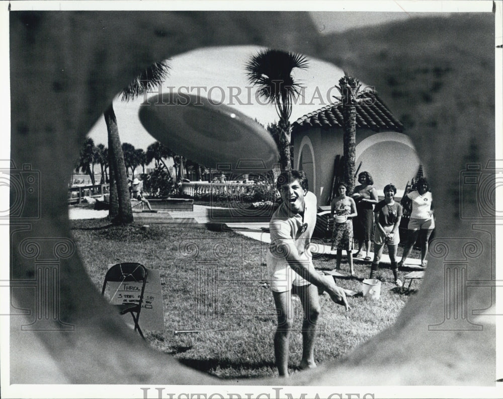 1981 Press Photo Frisbee Being Thrown In Booth Fundraiser Muscular Dystrophy - Historic Images