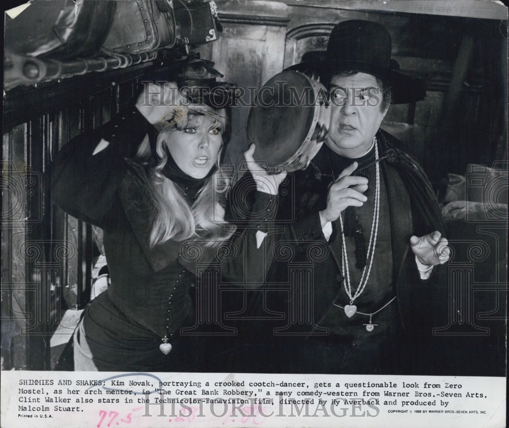 1969 The Great Bank Robbery Film Kim Novak Zero Mostel Scene - Historic Images