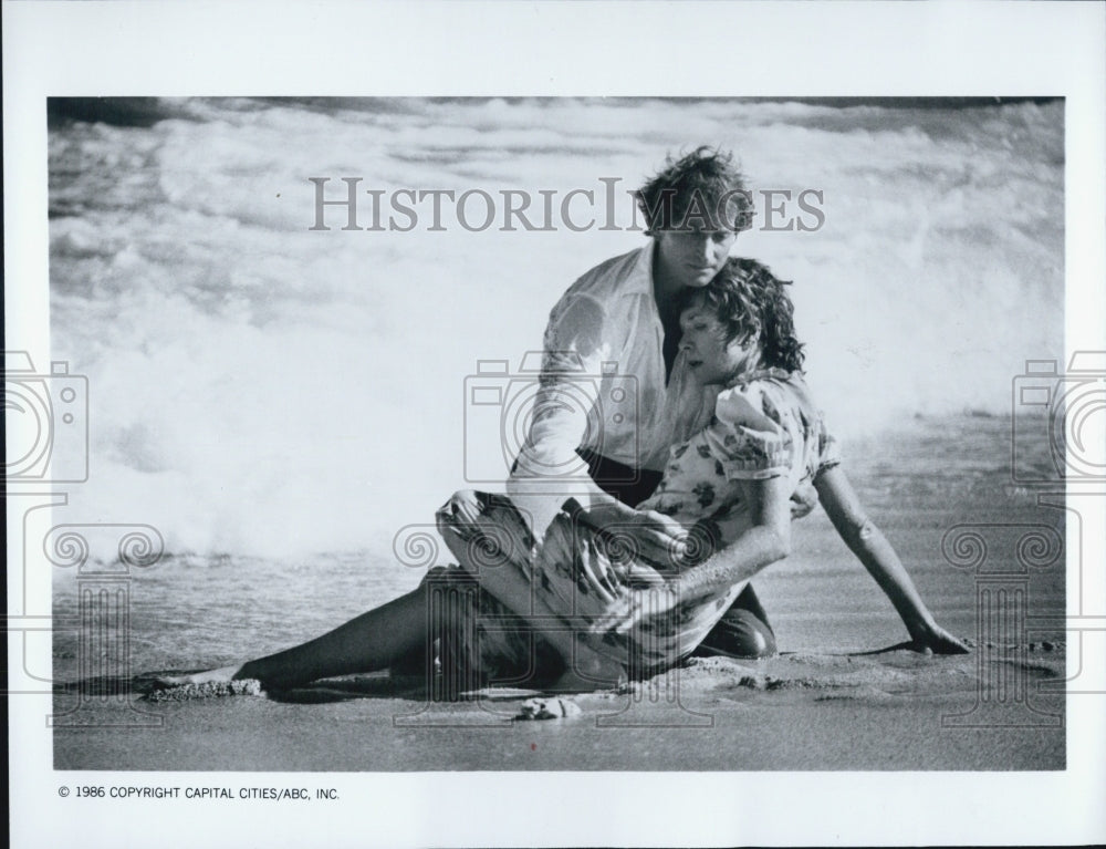 1986 Press Photo Shirley MacLaine Charles Dance Out on a Limb - Historic Images