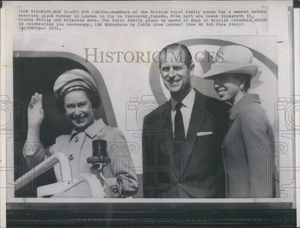 1971 Press Photo Queen Elizabeth Prince Philip Princess Anne Boarding Plane - Historic Images