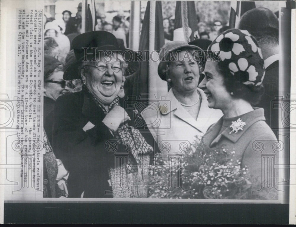 1971 Victoria Residents Meet Queen Elizabeth - Historic Images