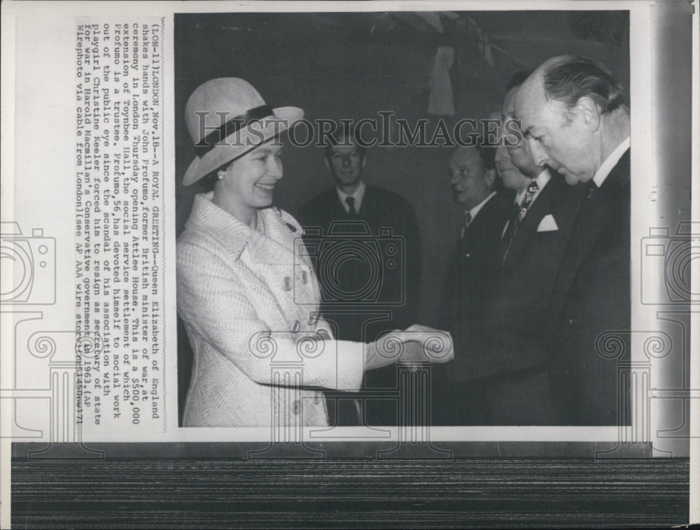 1971 Press Photo Queen Elizabeth with Profumo - Historic Images