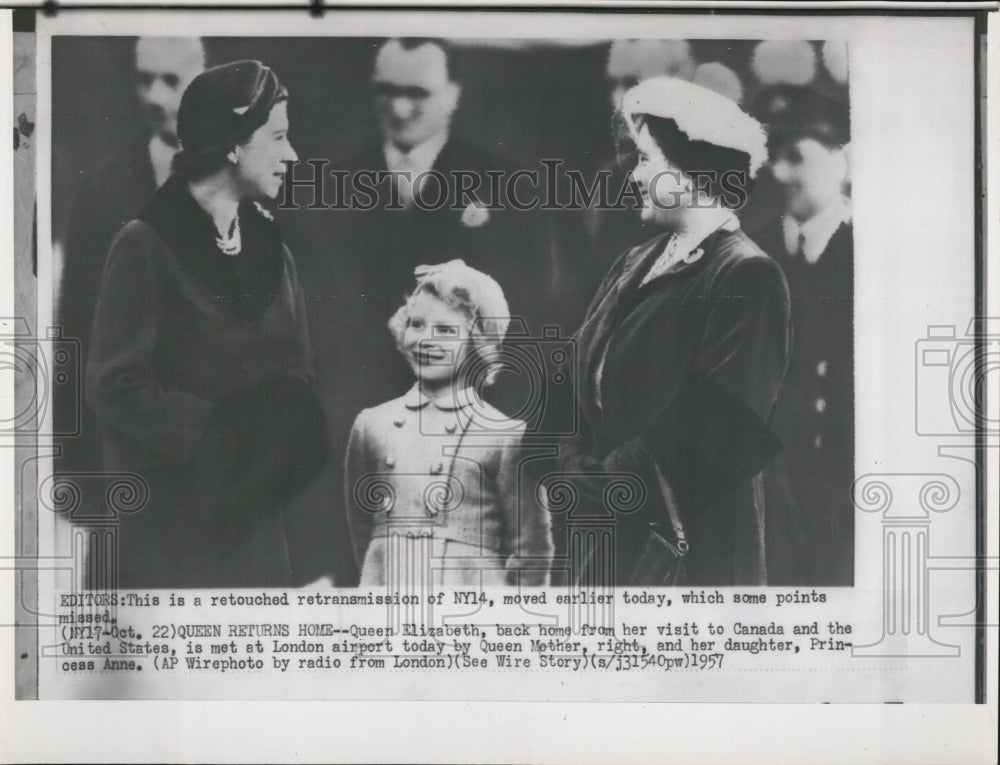 1957 Press Photo Queen Elizabeth arriving home after trip to the U.S. is met by - Historic Images