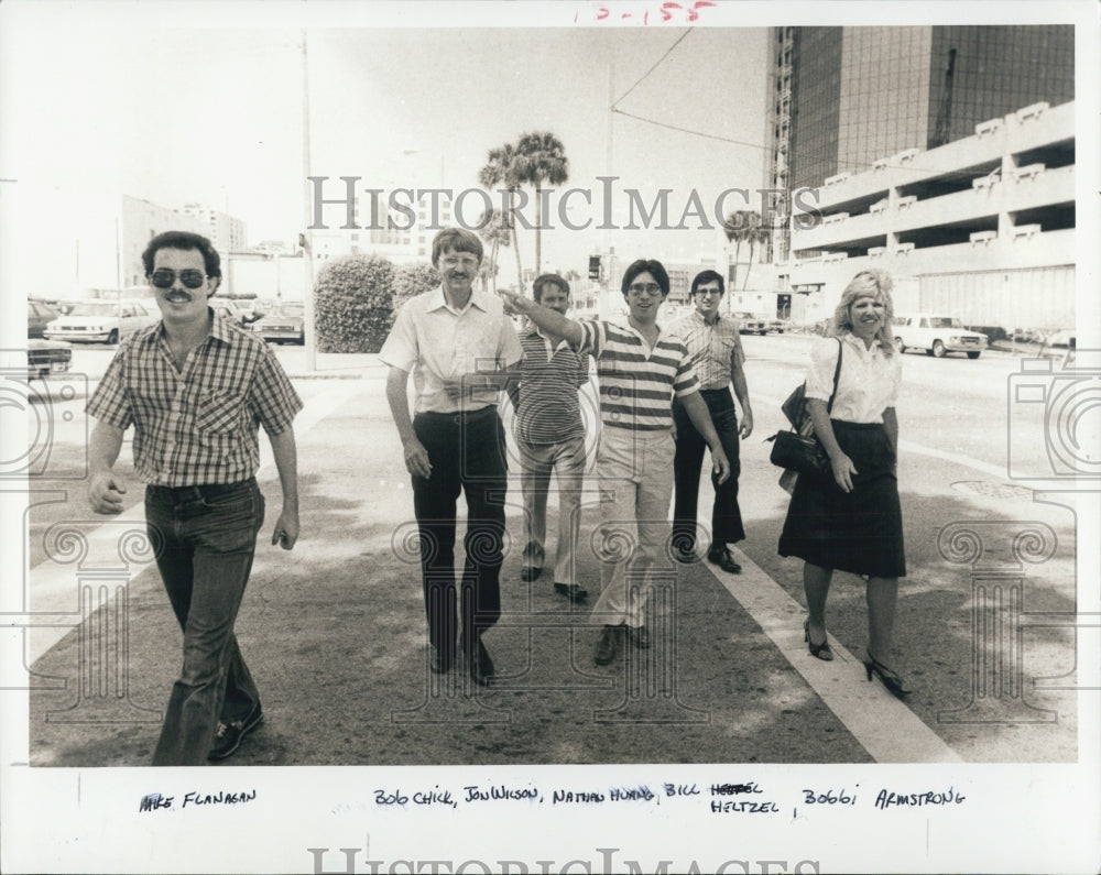 1983 Press Photo Independent staffers head out to lunch - Historic Images