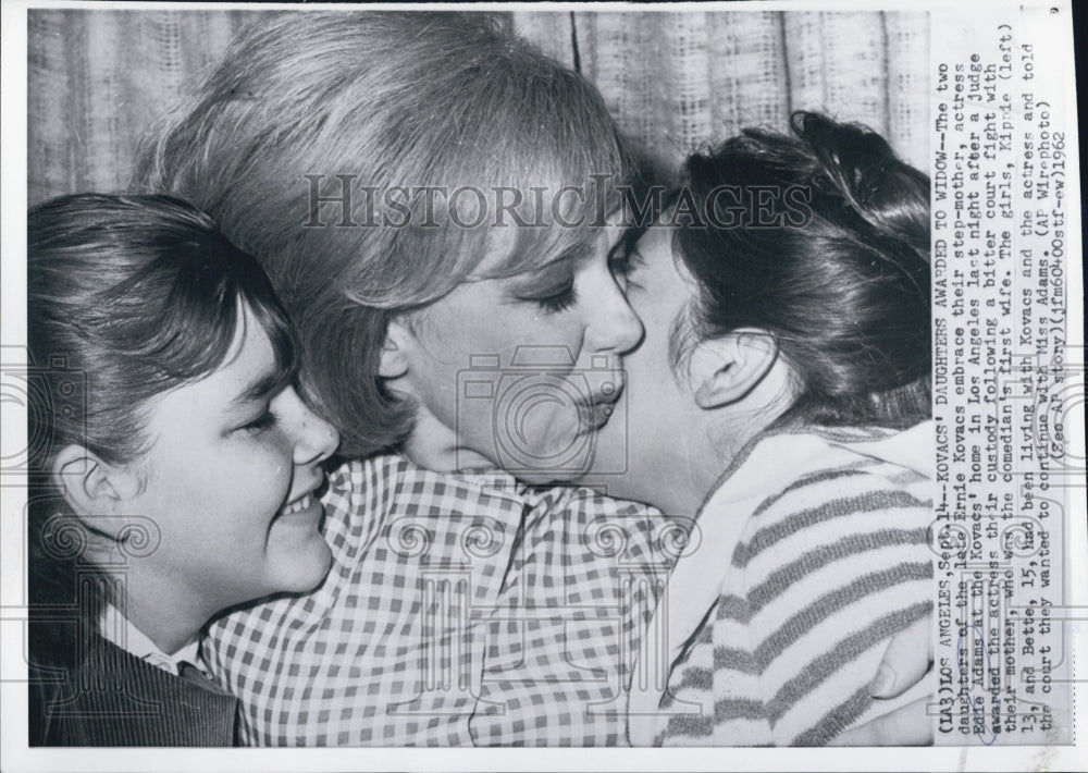 1962 Ernie Kovacs Daughters Embrace thier Stepmother - Historic Images