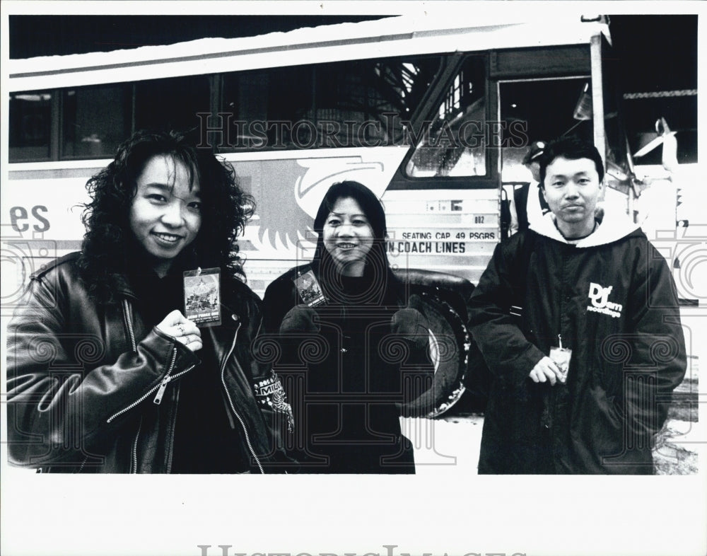 1994 Press Photo Japanese Aerosmith Fans Arrive Faneuil Hall Hudson Bus Lines - Historic Images