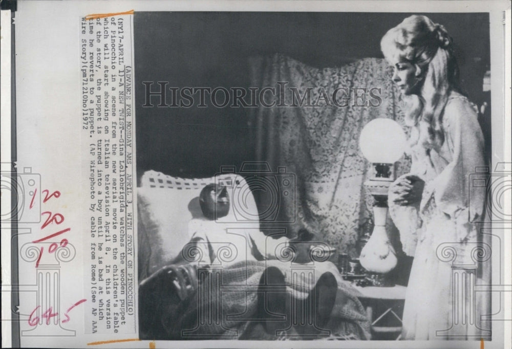 1972 Press Photo Gina Lollobrigida watches the wooden puppet. - RSG11771 - Historic Images