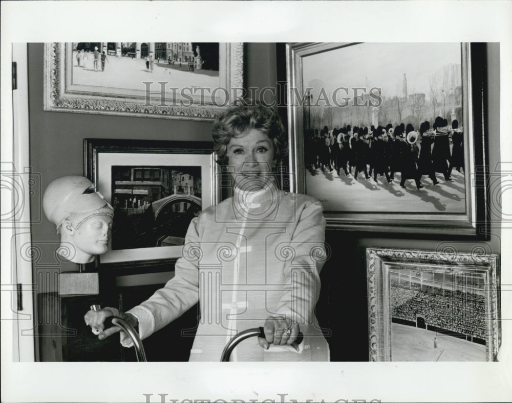 Press Photo Actress Eve Arden Surrounded By Art Collection - Historic Images