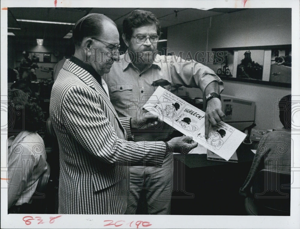 1980 Press Photo Cartoonist Don Addis Presenting Briny Deep Comic George Hopper - Historic Images