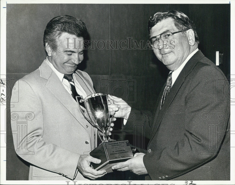 1979 Press Photo Sports Editor Bill Robinson Accepting Trophy From Nohlgren - Historic Images