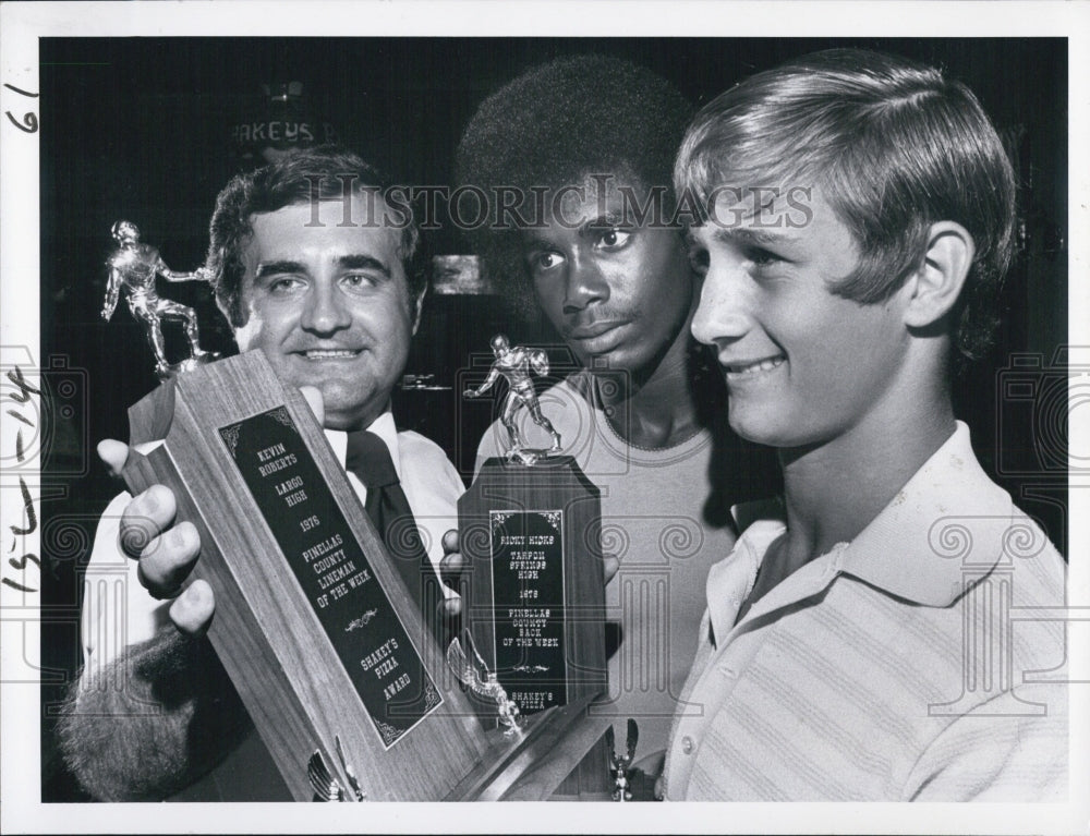 1976 Ricky Hicks and Kevin Roberts recieveing award - Historic Images