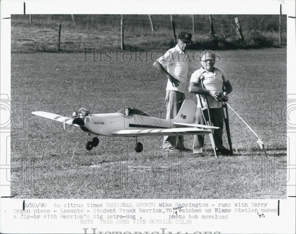 1990 Press Photo Blaine Stetler flies a radio control plane with Frank Herrick - Historic Images