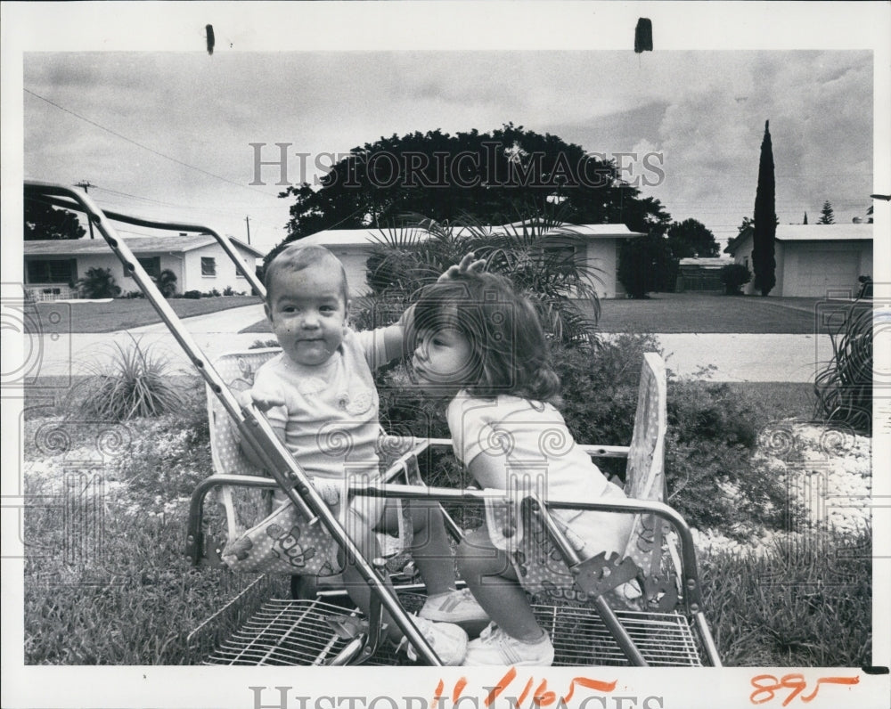 1982 Press Photo Lages Twins Sudden Infant Death Syndrome Disease Prevention - Historic Images