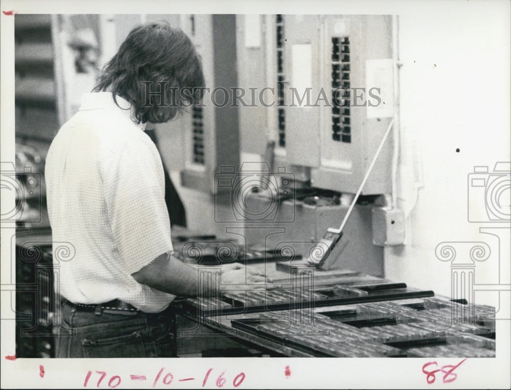 1993 Press Photo John Kavanagh Reading Type at Ideal Publishing Co - Historic Images