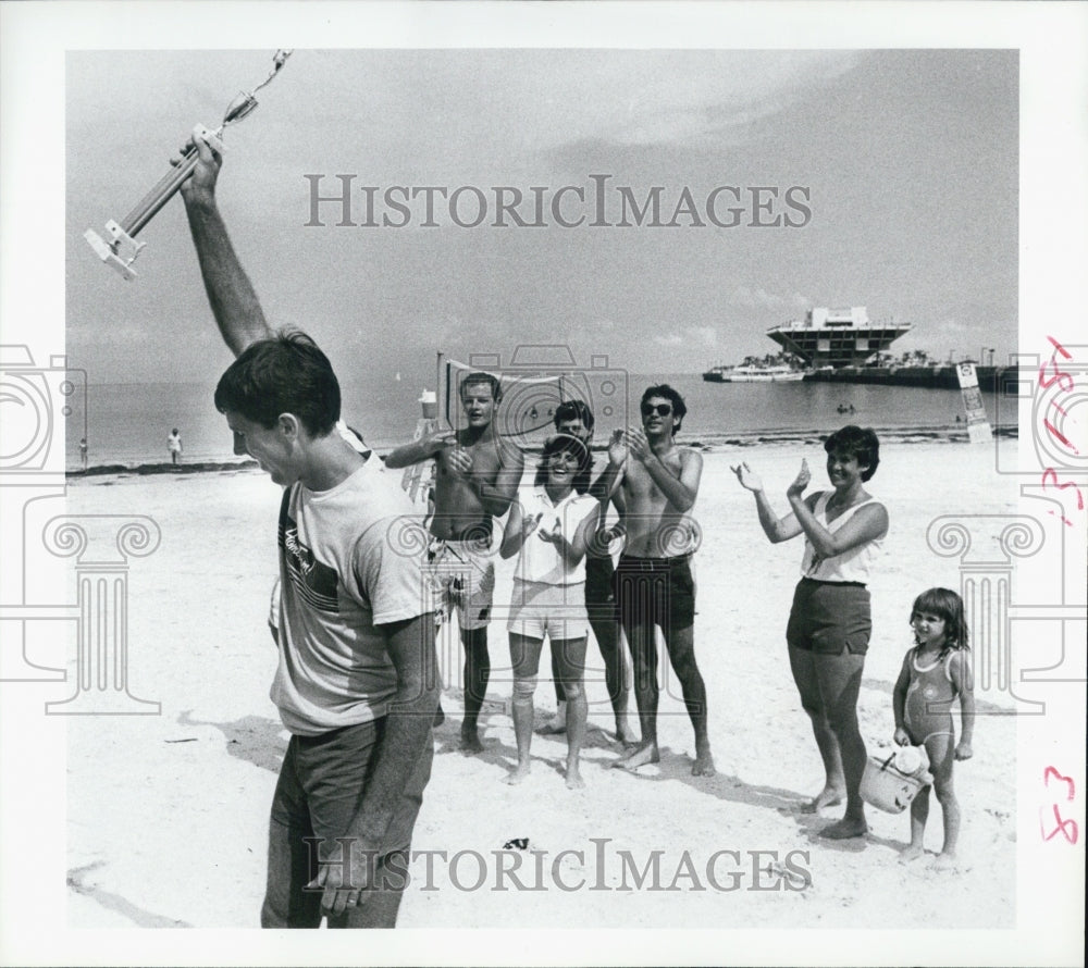 1985 Press Photo Scott zconard shows off the first place trophy - Historic Images