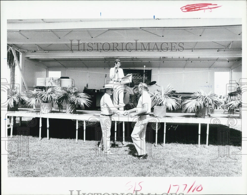 1985 Press Photo Independent Sunshine Offer Times President Andy Barnes Presents - Historic Images