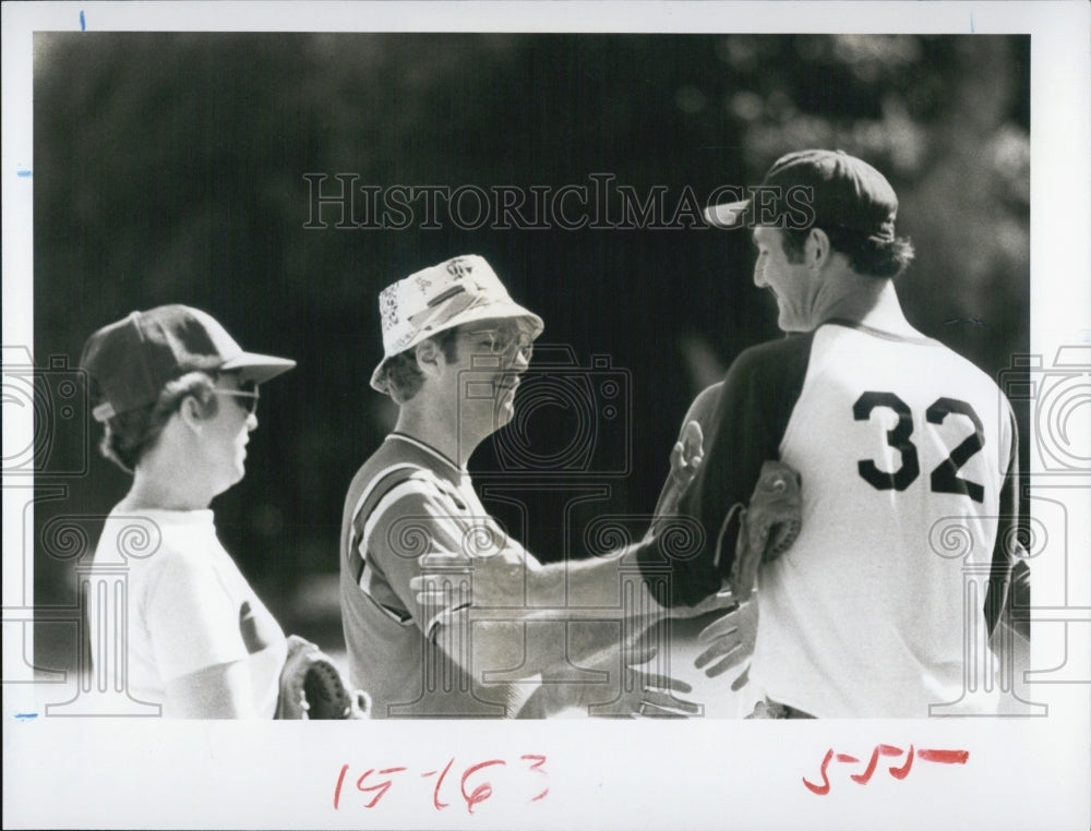 1982 Press Photo Actor Mike Richardson Columnist Eddie Holt Baseball Game - Historic Images