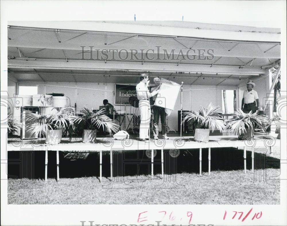 1985 Press Photo Neil Skene Presents Mayor Edward Cole Gift St Petersburg - Historic Images