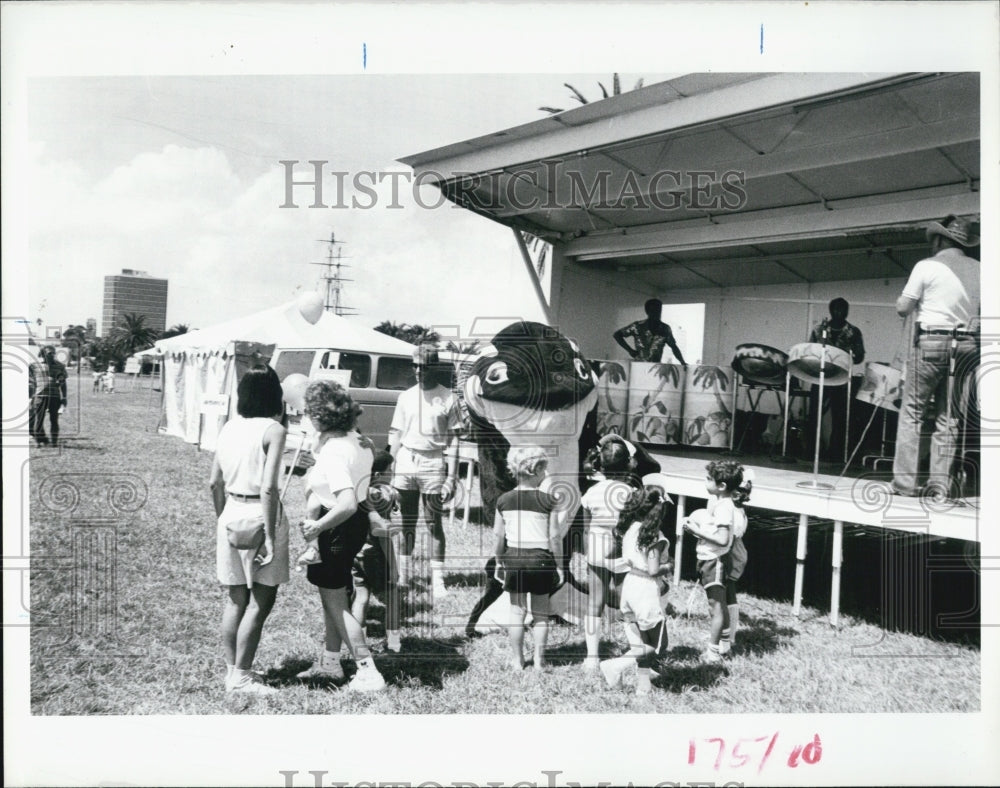 1985 Press Photo Children Cluster Around SeaWorld Character Shamu St Petersburg - Historic Images