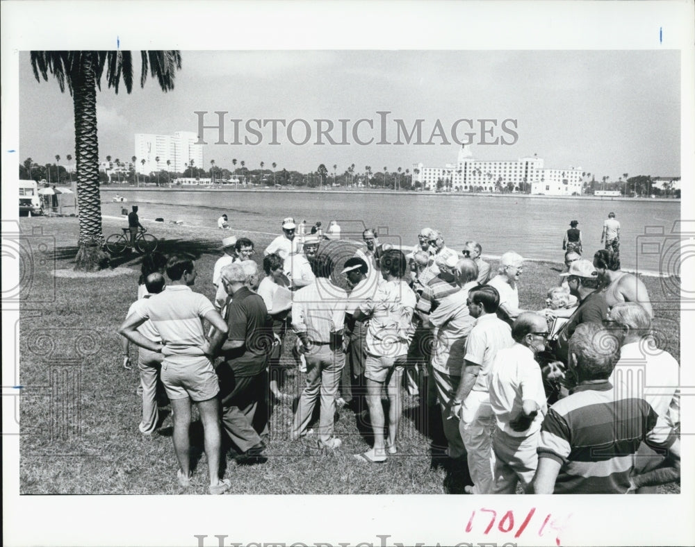 1985 Press Photo Independent Sunshine Offer Group Behind Stage Neil Skene - Historic Images