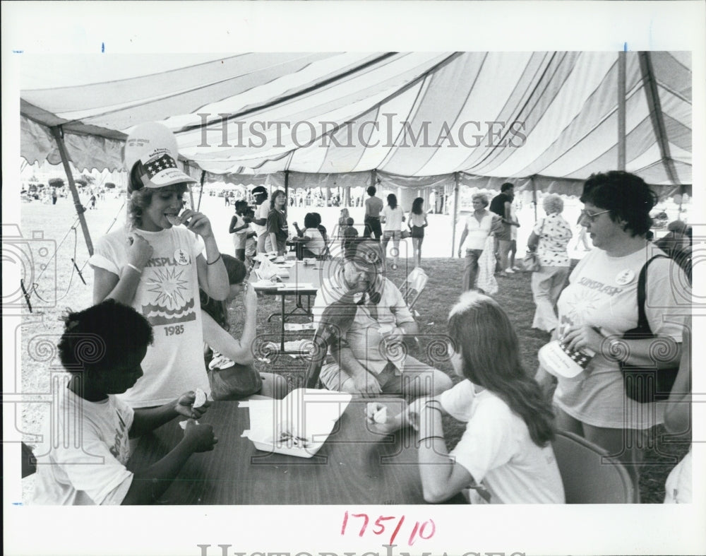 1985 Press Photo Spa Beach Park Independent Sunshine Offer - Historic Images