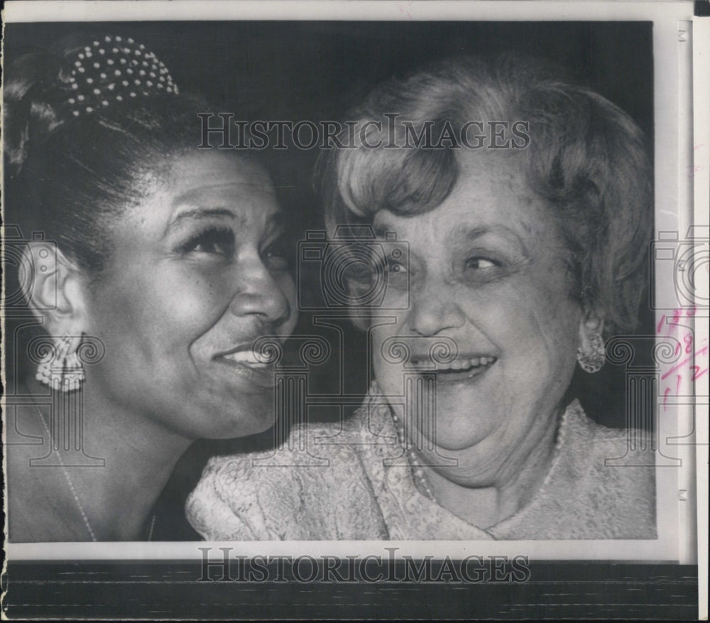 1968 Hostess Perle Mesta and Entertainer Pearl Bailey at dinner - Historic Images