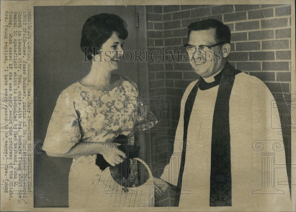 1966 Press Photo Rev. Buckner with Young, Gemini 10 Spaceflight - Historic Images