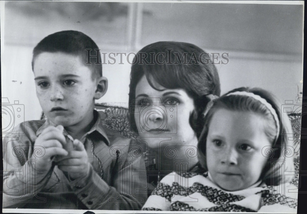 1965 Mrs John Young and Children - Historic Images