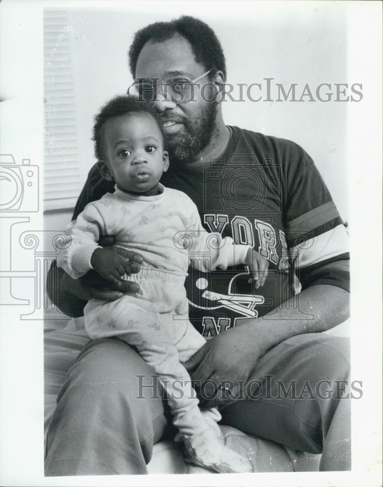 1989 Press Photo of Bill Robinson with baby Alishe he&#39;s trying to adopt - Historic Images