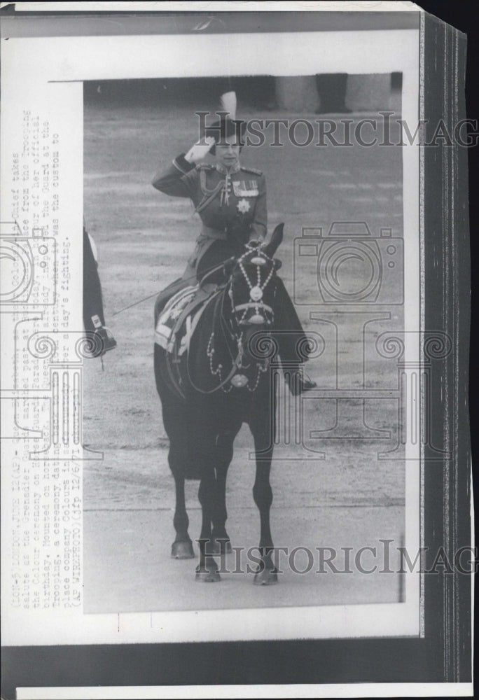 Press Photo Queen Elzabethe riding horse - Historic Images