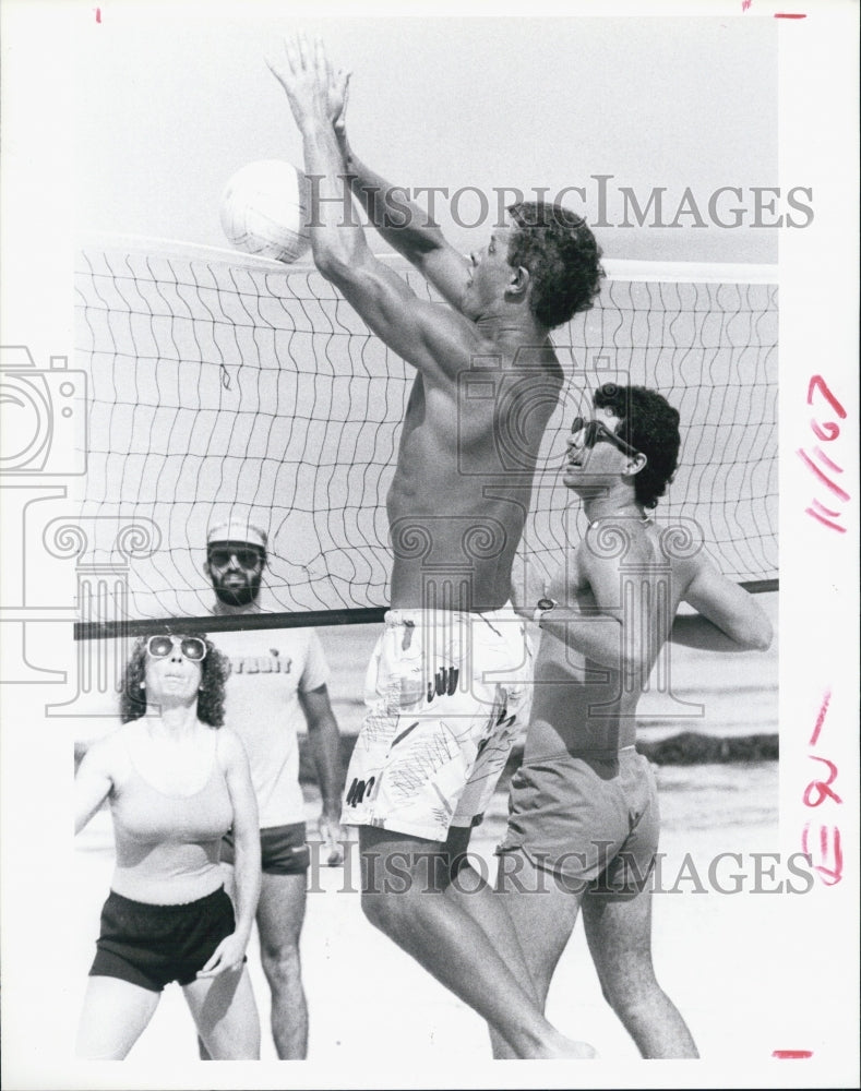 1985 Press Photo of volleyball game during Sunsplash at Spa Beach - Historic Images