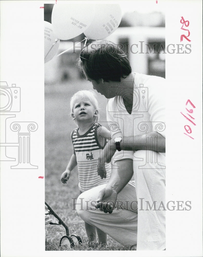 1985 Press Photo of Douglas and Gerry Gradoski at Sunsplash on Spa Beach - Historic Images